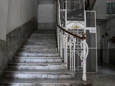 Mentre attraversando la stanza riusciamo ad ammirare la scala che porta agli alloggi privati